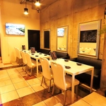 テーブル席は、椅子とソファーで囲まれ心地よい空間をご提供♪快適さとリラックスを重視しています。