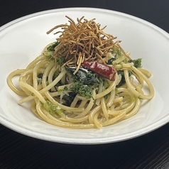 ランチタイムはメイン、パスタ、ボウルにパン付き