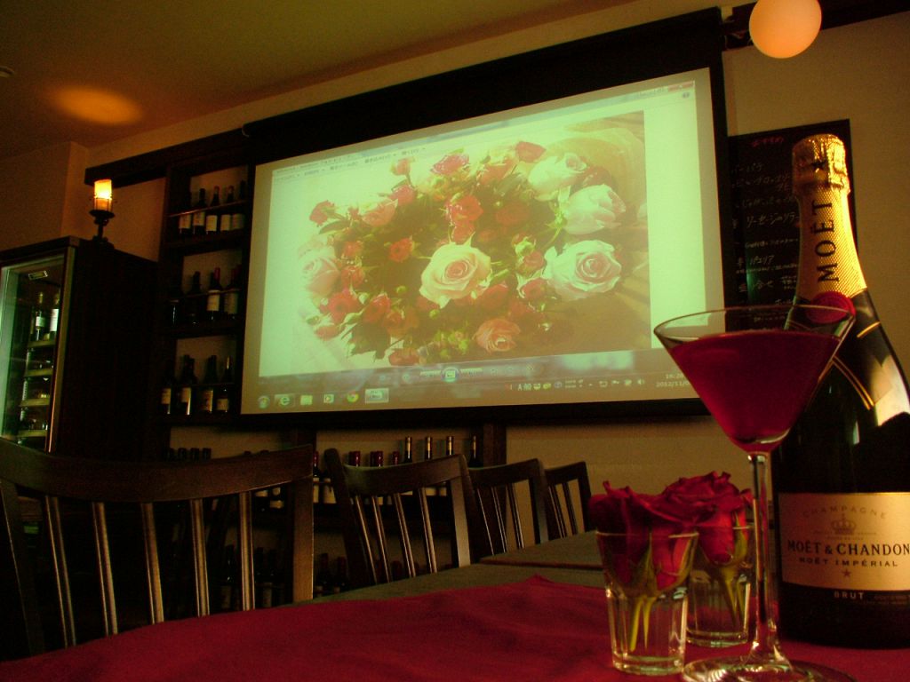 広々とした店内は25～40名様まで通常貸切できます。プロジェクター完備でウェディング2次会にも◎