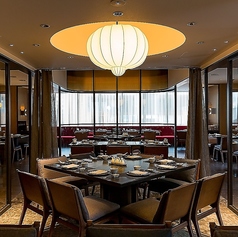 【テーブル席：2ー4名様×4席、8名様×1席】少し特別感が増す空間…★人数に合わせたご案内も可能なので、カジュアルな接待やご家族とのお食事などにおすすめです◎開放的な空間で、本格的な中国料理をゆったりとご堪能ください♪