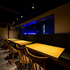 《少人数様向けテーブル席》【2名～4名】デートや接待におすすめの落ち着いたテーブル席です。洗練された雰囲気の店内で、ゆったりと美味しいイタリアンをお楽しみください♪少人数でのご利用に最適です。