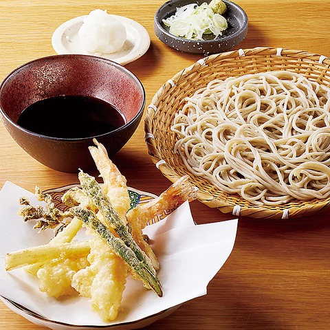 店で手打ちした香り高い蕎麦と四季折々の食材を使用した一品料理が楽しめます。