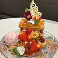 料理メニュー写真&nbsp;【期間限定】苺とスイートクリームチーズのミルフィーユワッフル