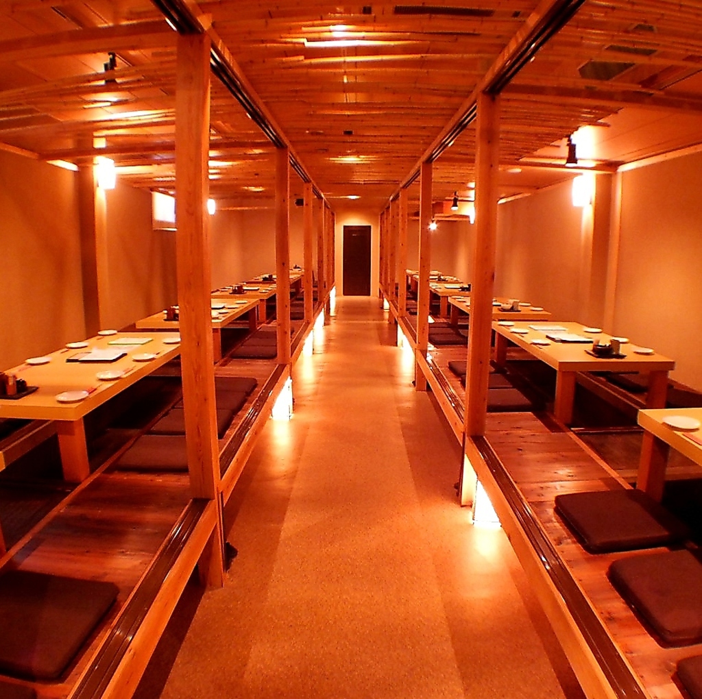 2階席は仕切りを外せば最大110名様以上収容可能！団体様の宴会もみんなで一緒にワイワイできます◎