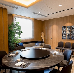 【個室テーブル席】大切な方との会食には完全個室がおすすめ♪仕切りを外して最大30名様までのご利用も可能です★プライベートな空間で心ゆくまでお食事をお楽しみ下さい◎接待や顔合わせ、お祝いの席など、特別なシーンにふさわしい上質な時間をご提供します。