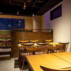 《少人数様向けテーブル席》【4名～6名/4名～8名】飲み会や女子会、合コンなどにおすすめのテーブル席です。カジュアルながらもオシャレな空間で、気の置けない仲間と楽しいひとときをお過ごしください♪