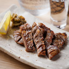 ジューシー＆ギュッと詰まった旨味に舌鼓！厚切り牛タン