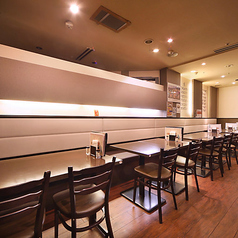 落ち着いた雰囲気のテーブル席です。2名様からご利用いただけるお席は、少人数でのディナーやデートにもおすすめ。広めのテーブル設計となっておりますので、たくさんの料理を並べてもゆったりとお食事を楽しめます♪清潔感のある空間で、スパイスの香りに包まれながらリラックスした時間をお過ごしください。