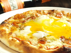 半熟卵とソーセージのピザ　ビスマルク