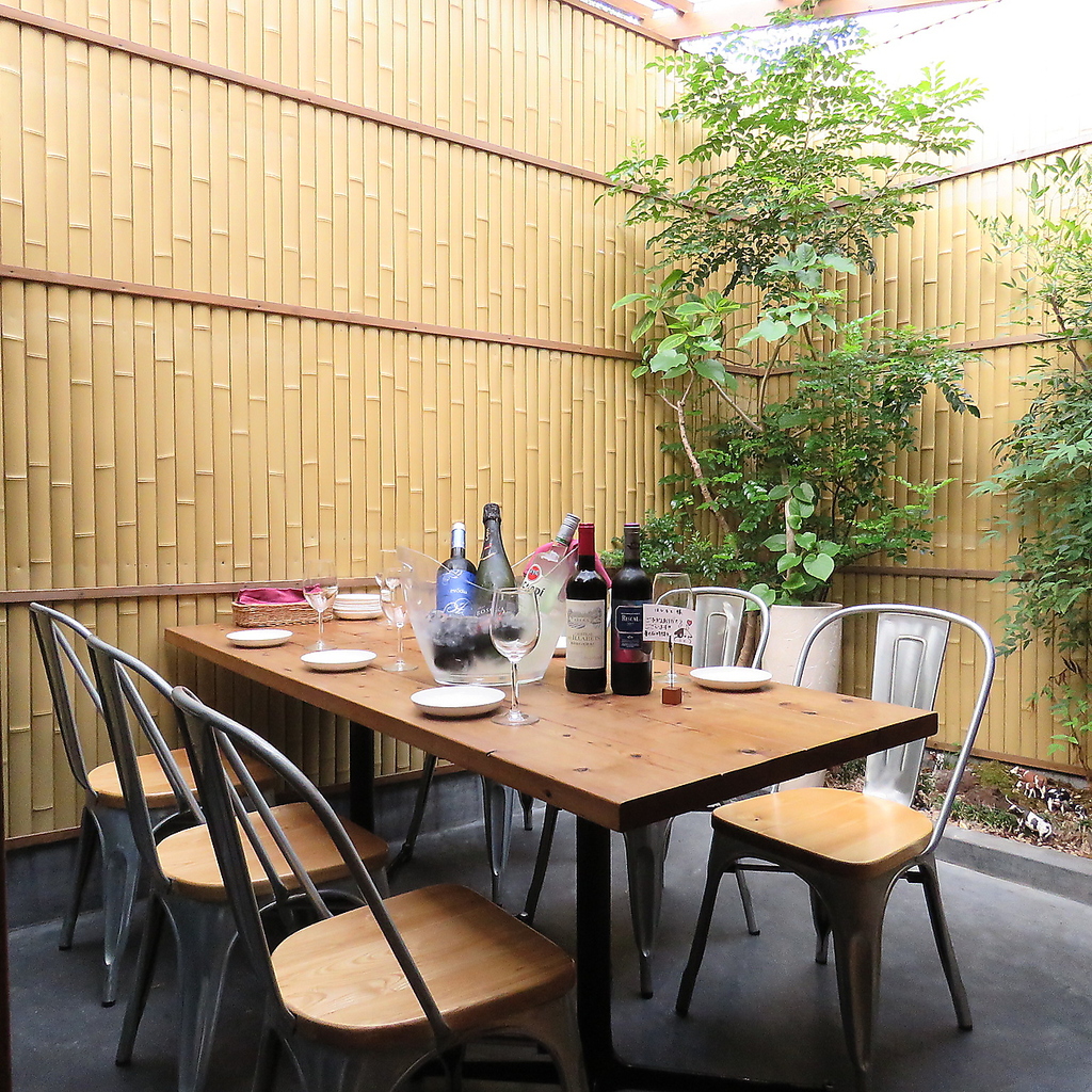 大人気の屋根付きテラス席は早めのご予約必須！冷暖房も完備で快適にビアガーデン気分を味わえます♪