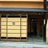 1階はカウンター席、2階はお座敷席となっております。