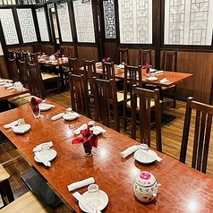 落ち着いた雰囲気のテーブル席です。席数などについてはお問い合わせください。