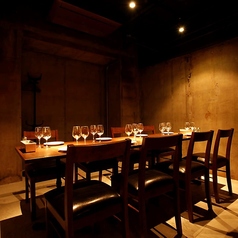 落ち着いた個室もご用意しております。事前にお問合せいただければ、完全個室としてお部屋をご準備させていただきます。おたばこも事前のお問い合わせであれば分煙にすることが可能です。テーブルは様々にアレンジすることもできますので、接待などの大切なシーンにお使いください。