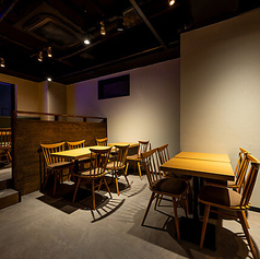 《大人数様向けテーブル席》【8名～12名】大人数での飲み会や宴会におすすめのテーブル席です。会社での宴会などにも最適で、広々とした空間で賑やかな時間をお過ごしいただけます◎