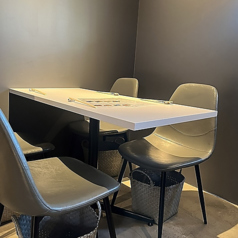 4人掛けテーブルで大人数の利用OK！