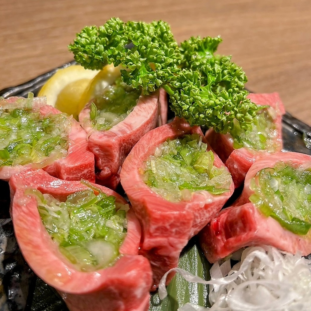 見た目も楽しい「ネギ包みタン」。ジューシーなタンとネギのシャキシャキ食感がたまらない！