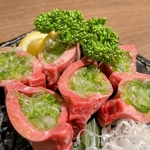 見た目も楽しい「ネギ包みタン」。ジューシーなタンとネギのシャキシャキ食感がたまらない！