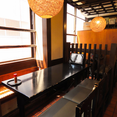 【新橋×居酒屋3階席】3階は窓際の明るいテーブル席が魅力。木のぬくもりとレトロな照明が心地よく、昼飲みや少人数での集まりに◎ タブレット注文でスマートにお食事を。駅近＆老舗の風格ある空間で、新橋らしいひとときをどうぞ。