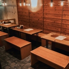 広々としたテーブル席は、友人との飲み会や会社の宴会に最適。人数に応じて柔軟にレイアウト変更も可能で、グループ利用に便利です。落ち着いた雰囲気の中で、料理と会話を楽しめます。