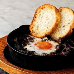 半熟卵と牛スジ赤ワイン煮込み スライスバゲット添え