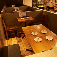 モダンなデザインと温かい雰囲気で寛げるおしゃれな内装