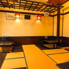 【新橋×貸切宴会】3階には掘りごたつ風のお座敷席も完備。ゆったりくつろげる空間は、20名程度の貸切利用にも対応！歓送迎会や同窓会、会社宴会におすすめ。タブレット注文でスマート＆快適。新橋駅近の老舗居酒屋で特別なひとときを。