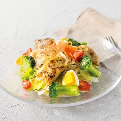 グリルチキンの彩りサラダ