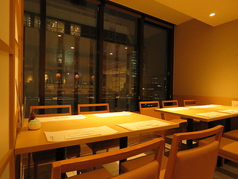 最大10名様までご利用可能なテーブル席。（4名卓+6名卓）。混雑状況などにもよりますが、1名様～ご案内可能です。