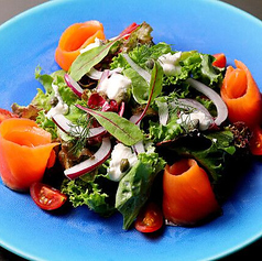 自家製スモークサーモンリコッタチーズサラダ