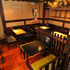 【新橋×老舗居酒屋】1階フロアは温もりある和空間。テーブル席中心で、少人数利用に最適。全席タブレット注文対応でスムーズ！4階建ての大型店なので団体利用も◎ 新橋駅近でアクセス抜群、仕事帰りの一杯にもぴったり。レトロな雰囲気で落ち着いたひとときを。