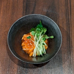 サーモンユッケイクラのせ