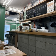 グリーンを基調としたお洒落でモダンな店内♪