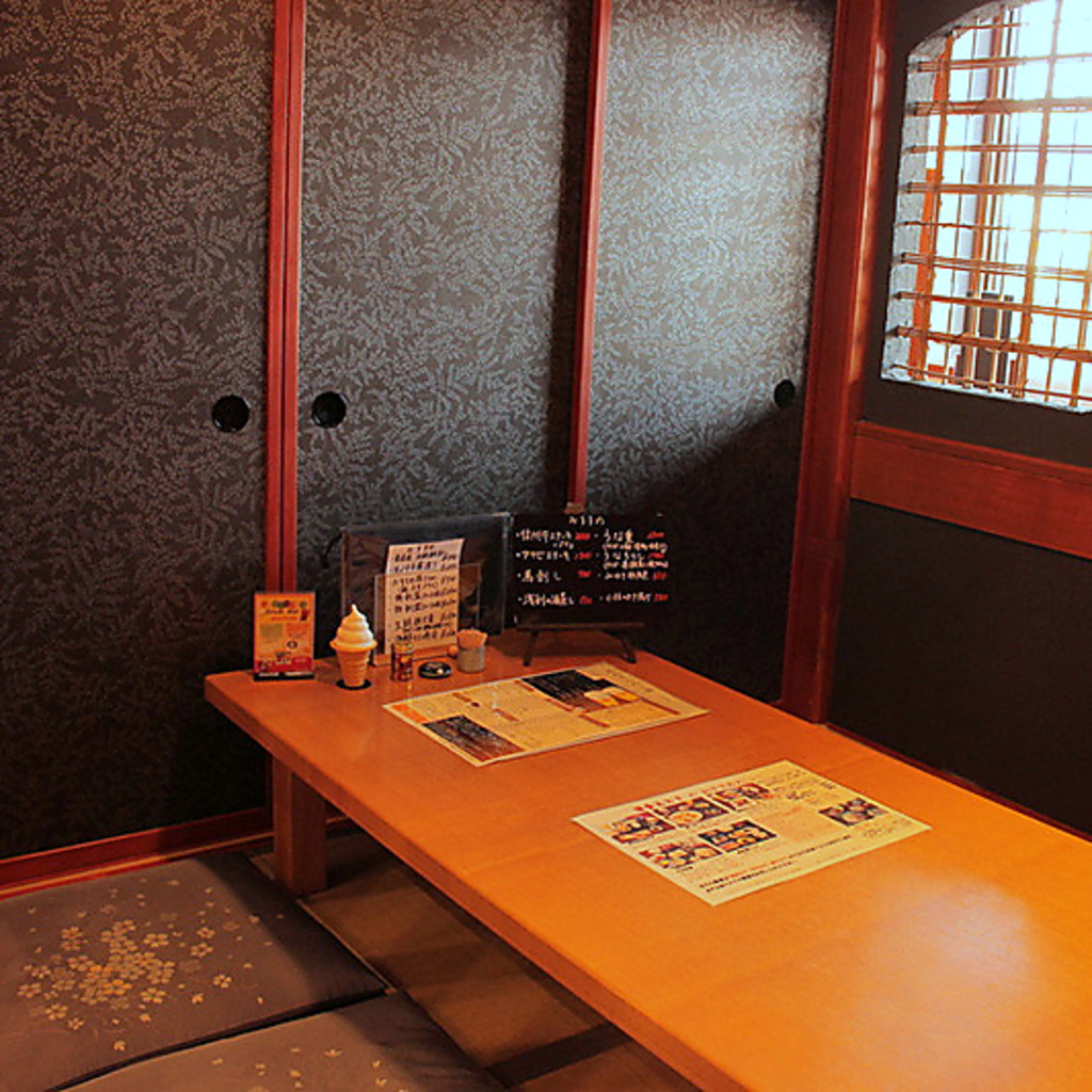 落ち着いた雰囲気の店内で本格的な手打ち信州そばをゆったり味わえます。