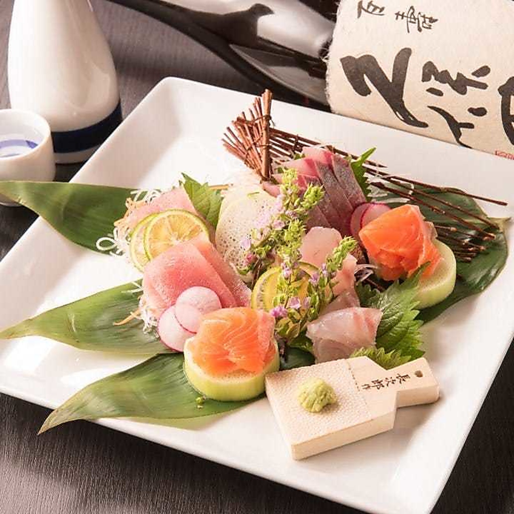 市場直送！こだわりの新鮮な魚の刺身を職人技でおいしく美しくご提供いたします。