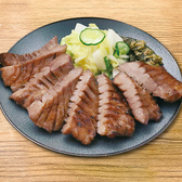 【名物・牛たん焼き】焼きに適した部位を原料のわずか4割程まで限定し手切り、手振り塩にこだわって仕上げた自慢の「牛たん」は、焼肉屋さんの牛たんとは違い、数日をかけて仕込みといわれる温度管理から湿度管理、熟成期間に至るまで、熟成作業を行っています。 分厚いのに柔らかく、風味豊かな牛たんが出来上がります。