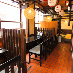 【新橋×居酒屋3階フロア】3階はテーブル席とお座敷席が共存する多機能フロア。仕切り付きで半個室感もあり、少人数から中規模宴会まで柔軟に対応可能◎ 明るい窓際と落ち着いた和空間で、シーンを問わず使いやすい！駅近で居心地の良い老舗居酒屋です。