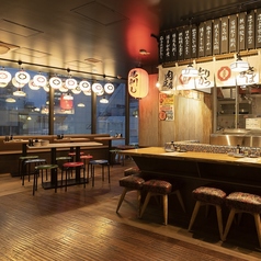 【駅チカの居酒屋】駅近の好立地でアクセス抜群。お仕事帰りにもサクッと立ち寄りやすく、気軽な一杯にぴったりです◎友達や同僚との飲み会はもちろん、待ち合わせ前後や急な集まりにも便利。鉄鍋餃子に串焼き、〆はラーメンで博多屋台の雰囲気を存分に味わえる♪二次会やちょい飲みなど、さまざまなシーンに対応！