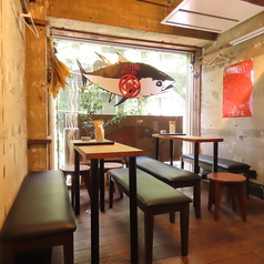 当店は、6名様掛けのテーブル席を2つご用意しております。ファミリーはもちろん、気の合う友人同士の飲み会や女子会などにもぴったりです。仲間や友人と共に、楽しい時間を分かち合いながら、美味しい料理を楽しむことができます。