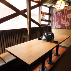 【新橋×柔軟対応席】4階フロアは仕切り付きテーブル席で、4名×2卓を連結すれば8名席にも対応可能！少人数から中規模の飲み会まで柔軟に利用可能◎ 落ち着いた和空間で、使い勝手の良さが魅力。新橋で柔軟な席配置ができる居酒屋をお探しならぜひ！