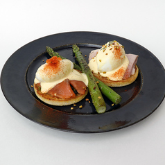 エッグベネディクト(ハム、スモークサーモン) (P)