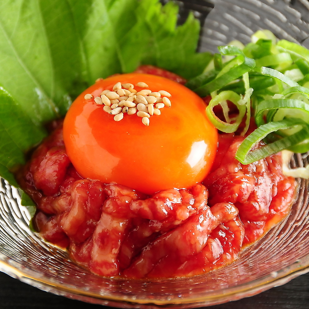 ユッケや炙りロースなど豊富なサイド料理も自慢の焼肉店。