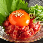 ユッケや炙りロースなど豊富なサイド料理も自慢の焼肉店。