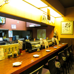 お一人様や少人数でしっぽり飲みたい時にはカウンター席で。地酒や焼酎を豊富に取り揃えております。