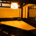 .【新橋×団体個室】2階には8～11名対応の半個室も完備。三角テーブルが特徴的で会話しやすく、女子会や中規模宴会に◎ 落ち着いた照明と和の内装でくつろぎのひとときを。新橋駅近で、人数に応じた個室選びが可能な老舗居酒屋です。