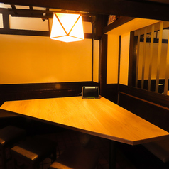.【新橋×団体個室】2階には8～11名対応の半個室も完備。三角テーブルが特徴的で会話しやすく、女子会や中規模宴会に◎ 落ち着いた照明と和の内装でくつろぎのひとときを。新橋駅近で、人数に応じた個室選びが可能な老舗居酒屋です。