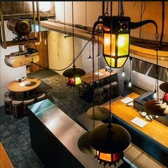 ナチュラルなインテリアに囲まれたテーブル席は、女子会や誕生日会にもおすすめ。写真映えする料理とともに、特別な時間を演出します。