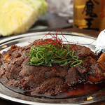 名物 鶏ももの文蔵焼きはお店仕込み★10種類以上のスパイスで焼き上げた辛さが癖になる自慢の逸品◎