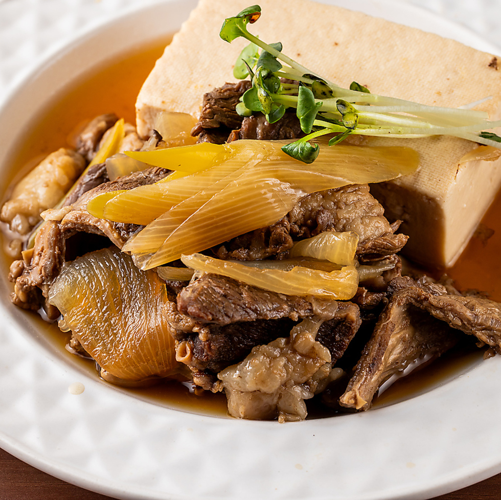 【焼肉屋の牛すじ肉豆腐】じっくり煮込んだ牛すじと味の染みた豆腐は絶品です♪