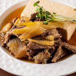 【焼肉屋の牛すじ肉豆腐】じっくり煮込んだ牛すじと味の染みた豆腐は絶品です♪