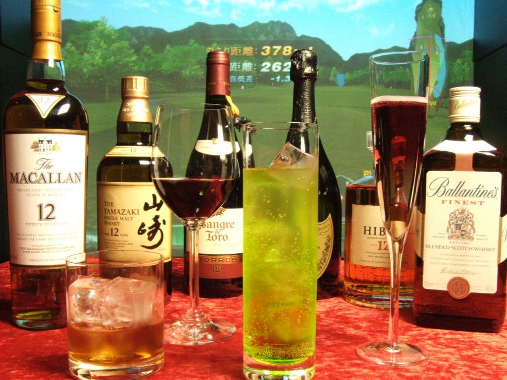 ゴルフを楽しみながら美味しいお酒を…。ビール・焼酎・カクテルは70種以上！豊富なお酒が揃います。